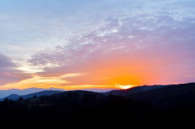 Güzel dramatik günbatımı gökyüzü