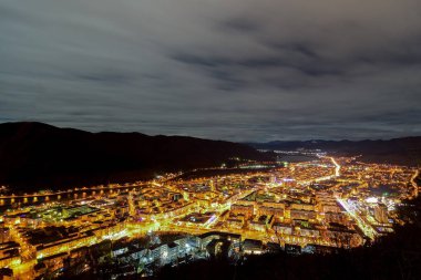 gece şehir mahallini, görünüm, piatra neamt Romanya
