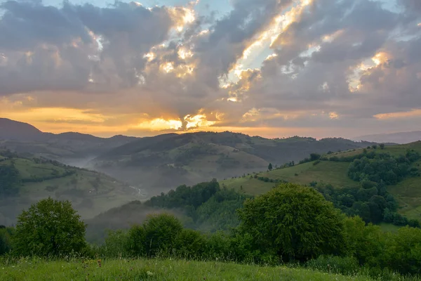 Горная Долина Время Яркого Восхода Солнца Красивый Природный Пейзаж — стоковое фото