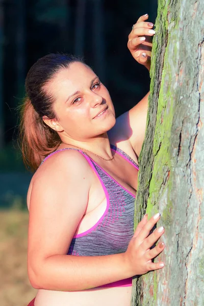 Gladlynt Kvinna Njuter Friheten Solig Dag — Stockfoto