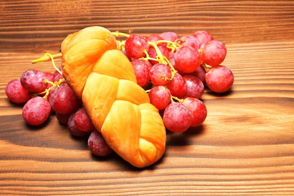 Queijo Uvas Fundo Madeira Com Espaço Cópia Foco Seletivo — Fotografia de Stock