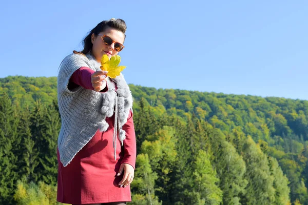 Bella Donna Trascorrere Del Tempo Nel Parco Durante Stagione Autunnale — Foto Stock