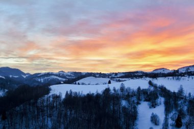 Alan veya çayır üzerinde doğal günbatımı güneş doğuyor. Parlak dramatik gökyüzü ve karanlık yere. Kırsal manzara renkli gökyüzü gün batımında altında şafak Sunrise. Güneş ufuk manzarası. Sıcak renkler.