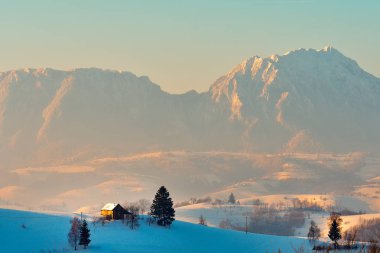 Kış manzara dağ Vadisi ile. Sunrise