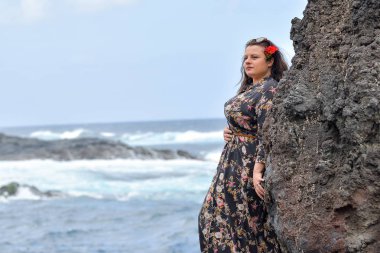 Rock deniz kıyısında kadında