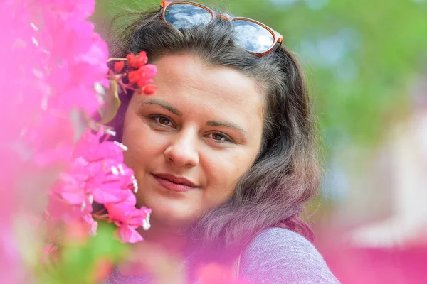 Retrato Aire Libre Una Hermosa Joven Morena —  Fotos de Stock