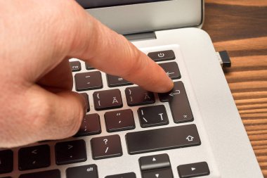 parmak iterek düğme üstünde laptop klavye girin.