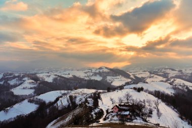 Sisli manzaralı çarpıcı doğa, Holbav köyü, Karpatlar, Transilvanya, Romanya, Avrupa