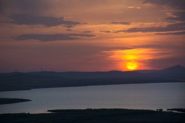 Dramatik gökyüzü günbatımı. Romen manzara.