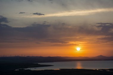 Dramatik gökyüzü günbatımı. Romen manzara.