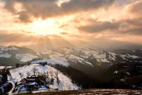 Sisli manzaralı çarpıcı doğa, Holbav köyü, Karpatlar, Transilvanya, Romanya, Avrupa