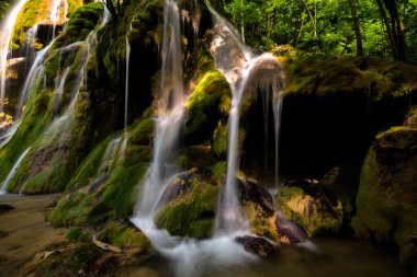 Cheile Nerei-Beusnita Ulusal Parkı 'nda Beusnita Şelalesi.
