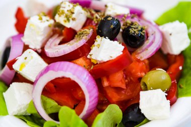 Taze sebzeli Yunan salatası, peynir ve siyah zeytin.