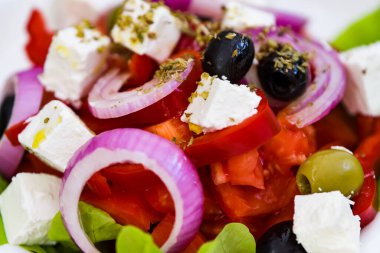 Taze sebzeli Yunan salatası, peynir ve siyah zeytin.