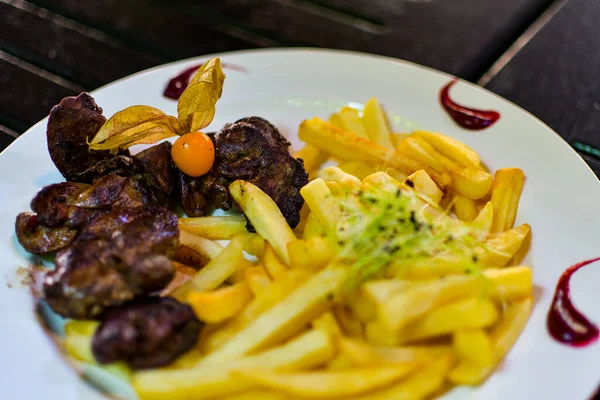 Kızarmış tavuk ciğeri ve patates kızartması.