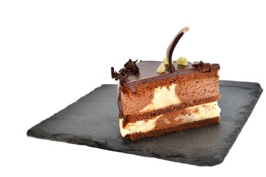  Beyaz üzerine izole edilmiş çikolatalı mus keki.