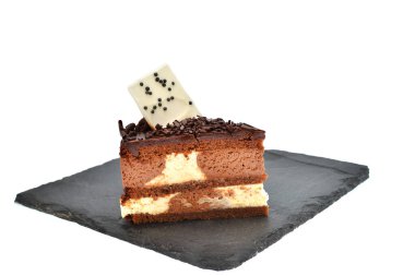  Beyaz üzerine izole edilmiş çikolatalı mus keki.