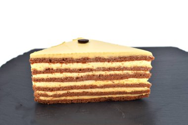 Süslemeleri beyaza ayrılmış çok katmanlı bir pastanın yakın çekimi 