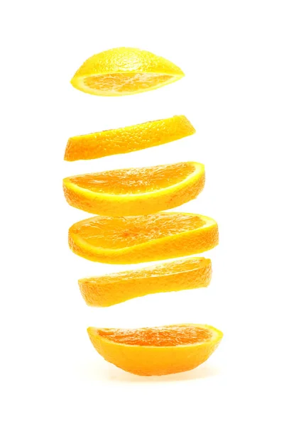 Creatief Concept Met Flying Orange Sliced Oranje Geïsoleerd Witte Achtergrond — Stockfoto