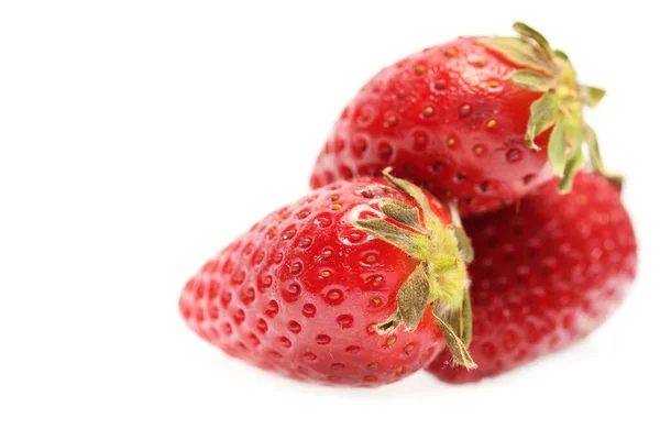 Frische Erdbeere Mit Blatt Isoliert Auf Weißem Hintergrund — Stockfoto