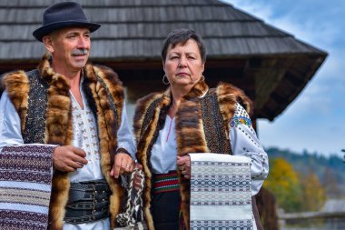 Vama, Suceava, Romanya, 28 Sebthe 2019: Bucovina 'da geleneksel düğün giysileri