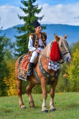 Vama, Suceava, Romanya, 28 Sebthe 2019: Bucovina 'da geleneksel düğün giysileri