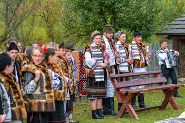 Vama, Suceava, Romanya, 28 Sebthe 2019: Bucovina 'da geleneksel düğün giysileri