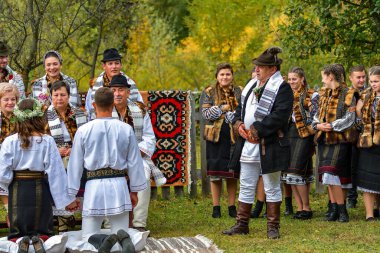 Vama, Suceava, Romanya, 28 Sebthe 2019: Bucovina 'da geleneksel düğün giysileri