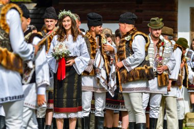 Vama, Suceava, Romanya, 28 Sebthe 2019: Bucovina 'da geleneksel düğün giysileri