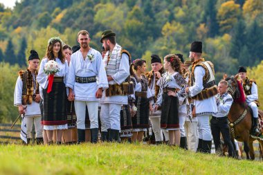 Vama, Suceava, Romanya, 28 Sebthe 2019: Bucovina 'da geleneksel düğün giysileri