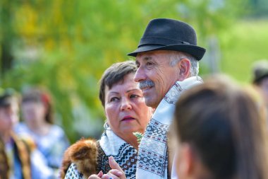 Vama, Suceava, Romanya, 28 Sebthe 2019: Bucovina 'da geleneksel düğün giysileri