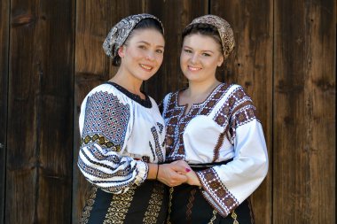 Vama, Suceava, Romanya, 28 Sebthe 2019: Bucovina 'da geleneksel düğün giysileri