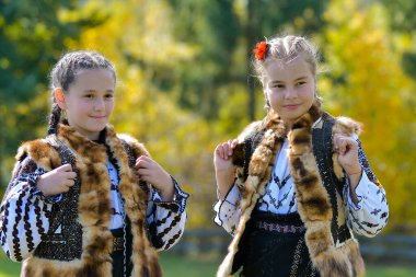 Vama, Suceava, Romanya, 28 Sebthe 2019: Bucovina 'da geleneksel düğün giysileri