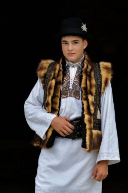 Vama, Suceava, Romanya, 28 Sebthe 2019: Bucovina 'da geleneksel düğün giysileri