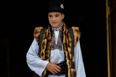 Vama, Suceava, Romanya, 28 Sebthe 2019: Bucovina 'da geleneksel düğün giysileri