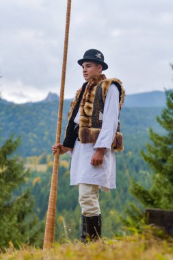 Vama, Suceava, Romanya, 28 Sebthe 2019: Bucovina 'da geleneksel düğün giysileri
