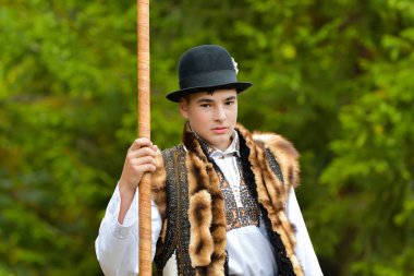 Vama, Suceava, Romanya, 28 Sebthe 2019: Bucovina 'da geleneksel düğün giysileri