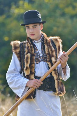 Vama, Suceava, Romanya, 28 Sebthe 2019: Bucovina 'da geleneksel düğün giysileri