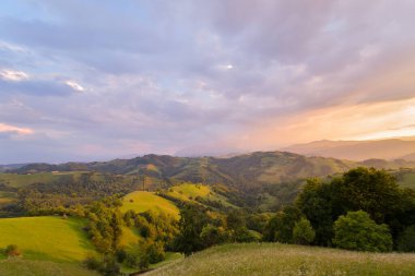 Sisli manzaralı çarpıcı doğa, Holbav köyü, Karpatlar, Transilvanya, Romanya, Avrupa