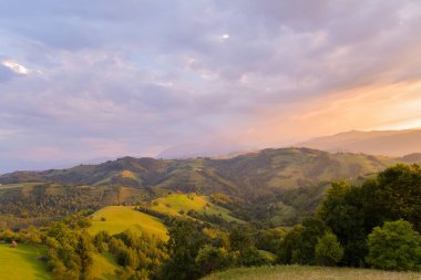 Sisli manzaralı çarpıcı doğa, Holbav köyü, Karpatlar, Transilvanya, Romanya, Avrupa