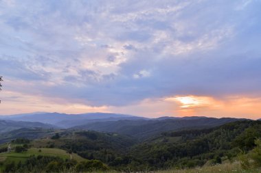 Sisli manzaralı çarpıcı doğa, Holbav köyü, Karpatlar, Transilvanya, Romanya, Avrupa