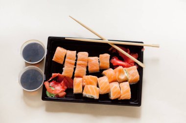 suşi siyah bir tepsi