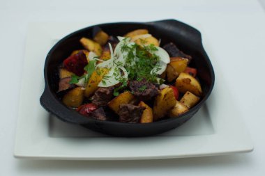 et ve patates ile kızartma tavası