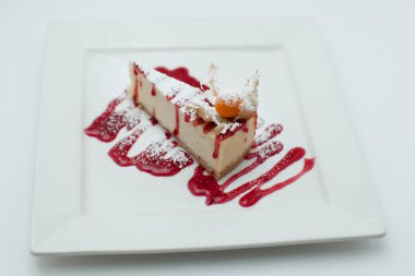 bir şekilde dekore edilmiş cheesecake tatlı