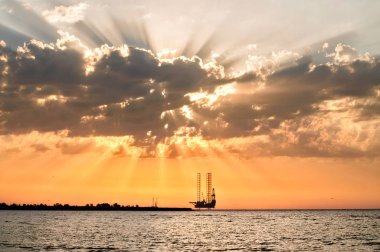 Karadeniz üzerinde şafak.