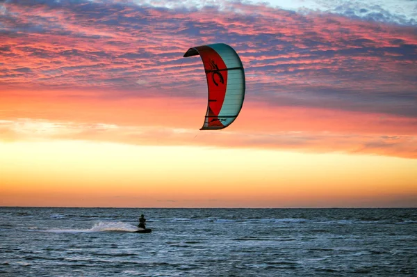 Kitesurfen bei Sonnenuntergang — Stockfoto