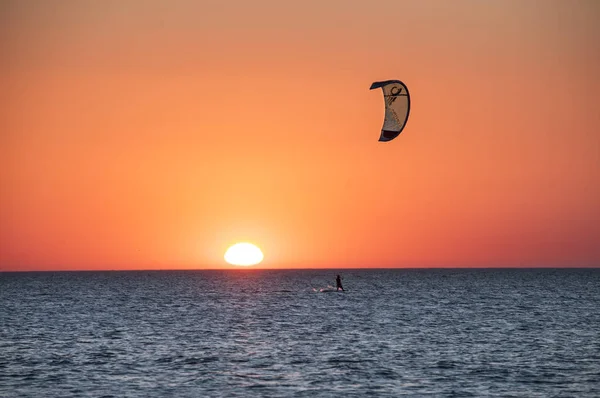 Kiter ao pôr do sol — Fotografia de Stock