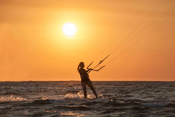 Kiting ao pôr do sol — Fotografia de Stock