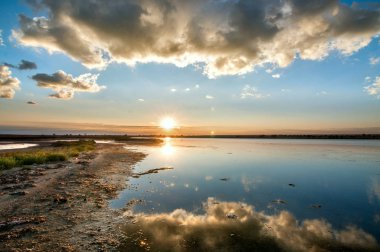 Denizde gün doğumu.