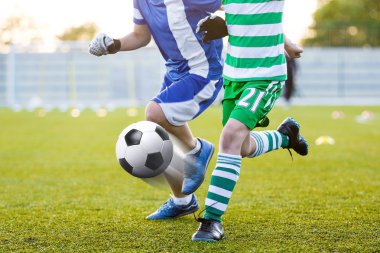 Stadyum üzerinde futbol topu tekmeleme futbolcular. İki takım arasında Avrupa Futbol rekabet